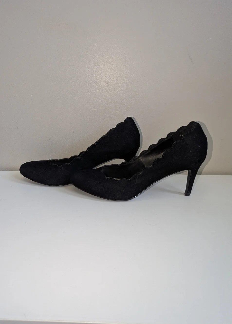 Jeanne Beker Black Scalloped Suede High Heels - Picture 5 of 11